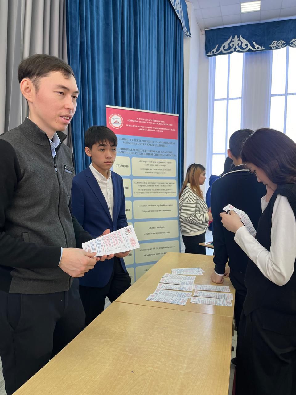 🗓 *6 ақпан күні* 8-9 сынып оқушылары үшін *”Кәсіби бағдар – мамандық таңдау”* тақырыбында *колледж мамандықтарының жәрмеңкесі* өтті!   🔎 Бұл іс-шараның басты мақсаты – оқушыларға болашақ мамандықтарын саналы түрде таңдауға көмектесу. Жәрмеңке барысында колледж өкілдері түрлі мамандықтар туралы жан-жақты ақпарат беріп, оқушылардың сұрақтарына жауап берді.   💡 Оқушылар:  ✅ Әртүрлі колледждердің білім беру бағдарламаларымен танысты;  ✅ Болашақ мамандықтардың қыр-сыры туралы білді;  ✅ Өздерін қызықтырған салалар бойынша пайдалы кеңестер алды.   🌟 Кәсіби бағдар беру – жастардың болашаққа деген сенімін арттырып, дұрыс таңдау жасауына жол ашады. Әр оқушы өзіне жақын, жаны сүйетін мамандықты таңдап, жарқын болашаққа қадам басады деп сенеміз!   📸 Іс-шарадан үздік сәттерді суреттерден көре аласыз